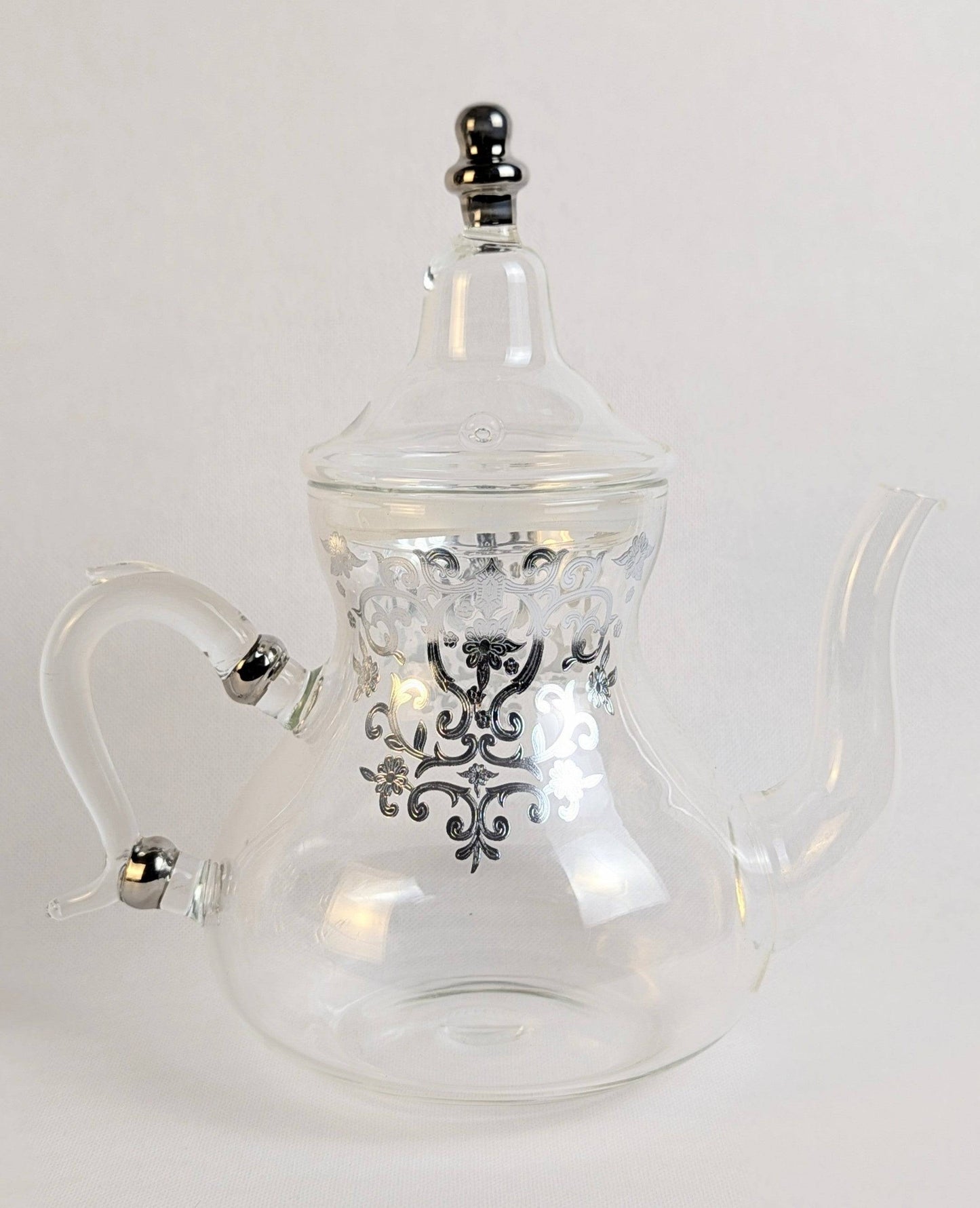 Théière en verre transparente Rabat de la marque HomeDeLuxe, avec poignée et bec pour infuser le thé.