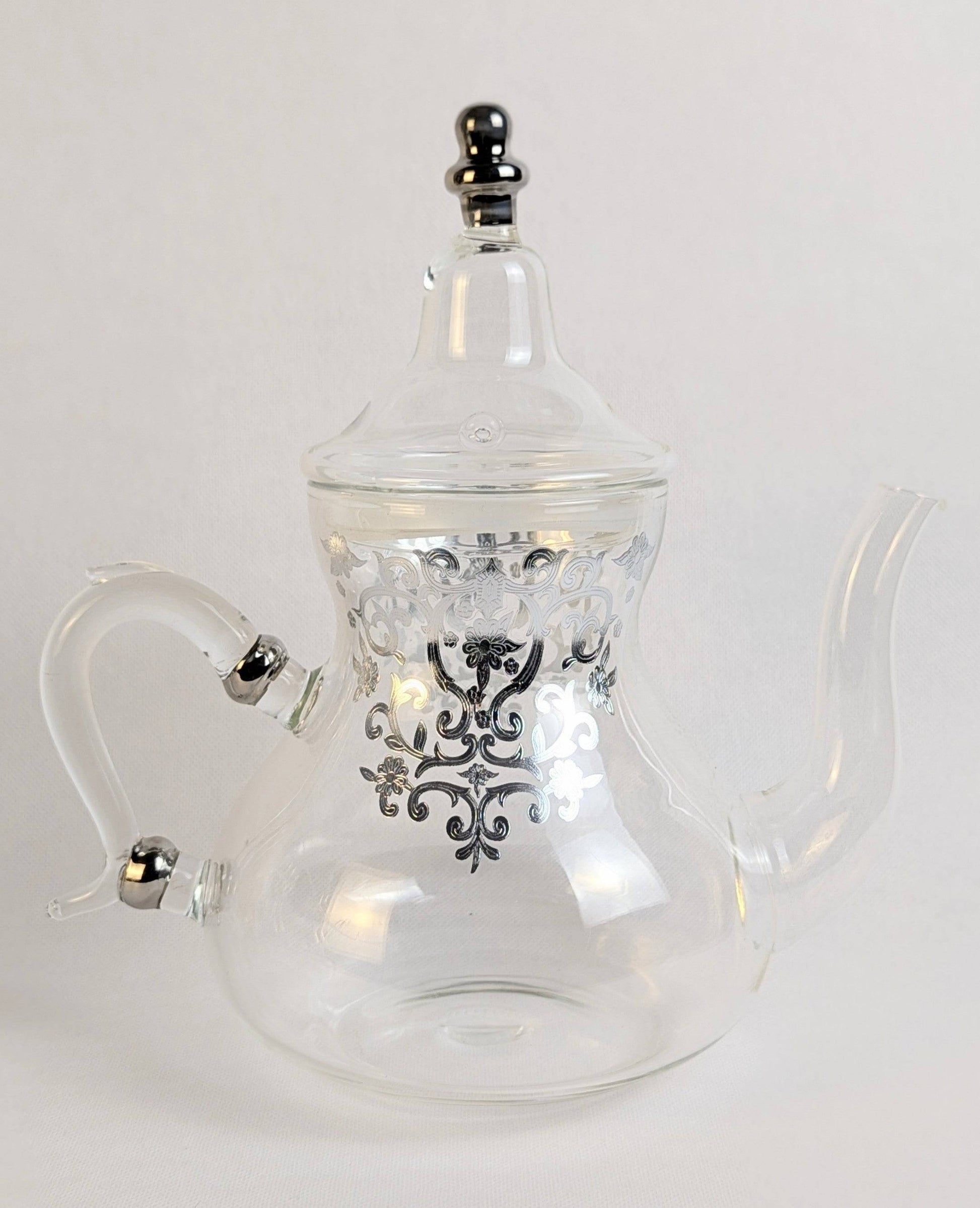 Théière en verre transparente Rabat de la marque HomeDeLuxe, avec poignée et bec pour infuser le thé.