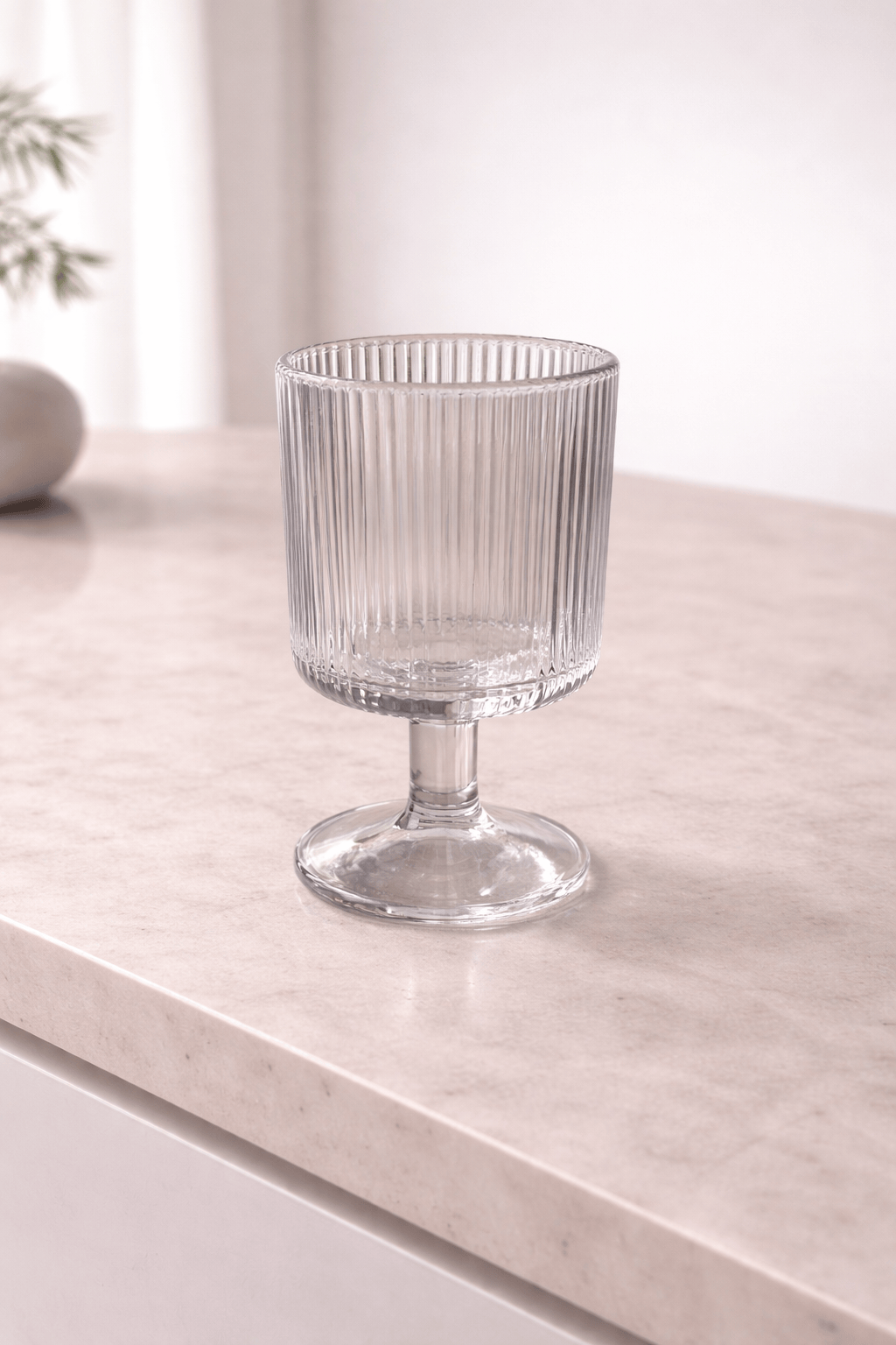 Verres à pied élégants de la marque HomeDeLuxe, avec un design sophistiqué et transparent, parfaits pour les occasions spéciales.