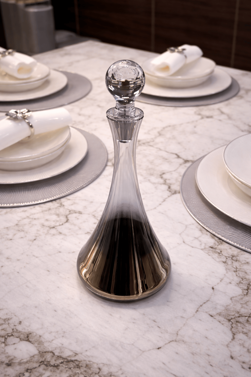 Carafe fumée et 6 verres à pied en verre, ensemble élégant pour servir boissons, de la marque HomeDeLuxe.