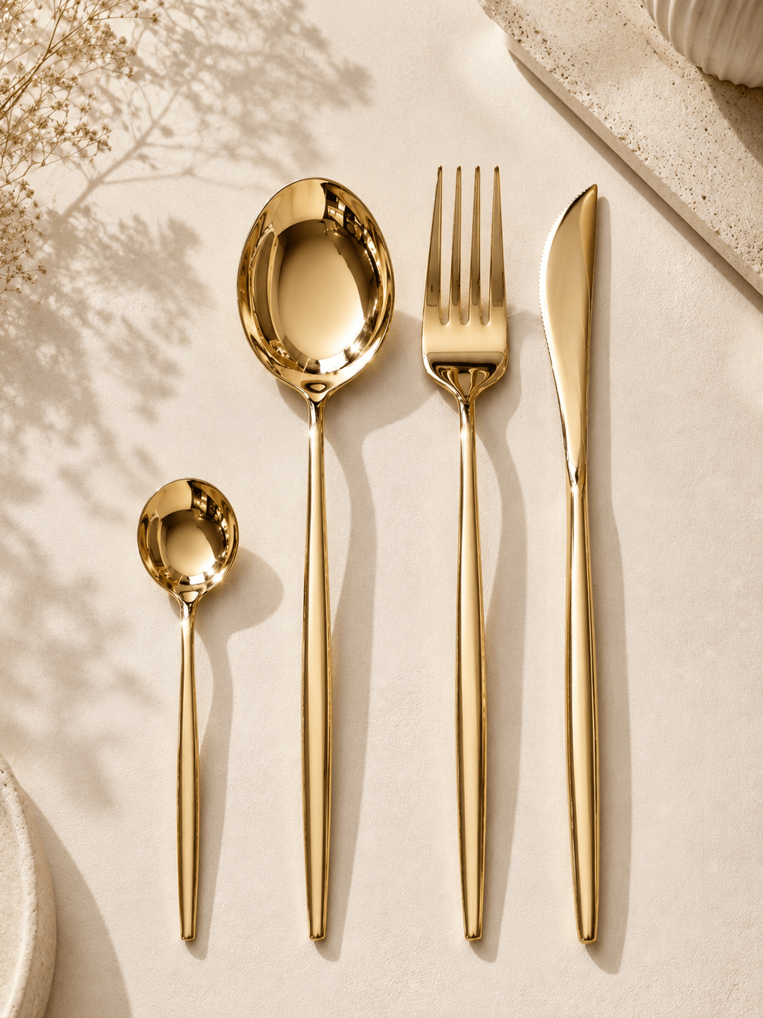 Couverts de la ménagère dorée HomeDeLuxe, ensemble de 24 pièces avec fourchettes, couteaux, cuillères en métal doré.