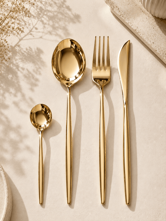 Couverts de la ménagère dorée HomeDeLuxe, ensemble de 24 pièces avec fourchettes, couteaux, cuillères en métal doré.