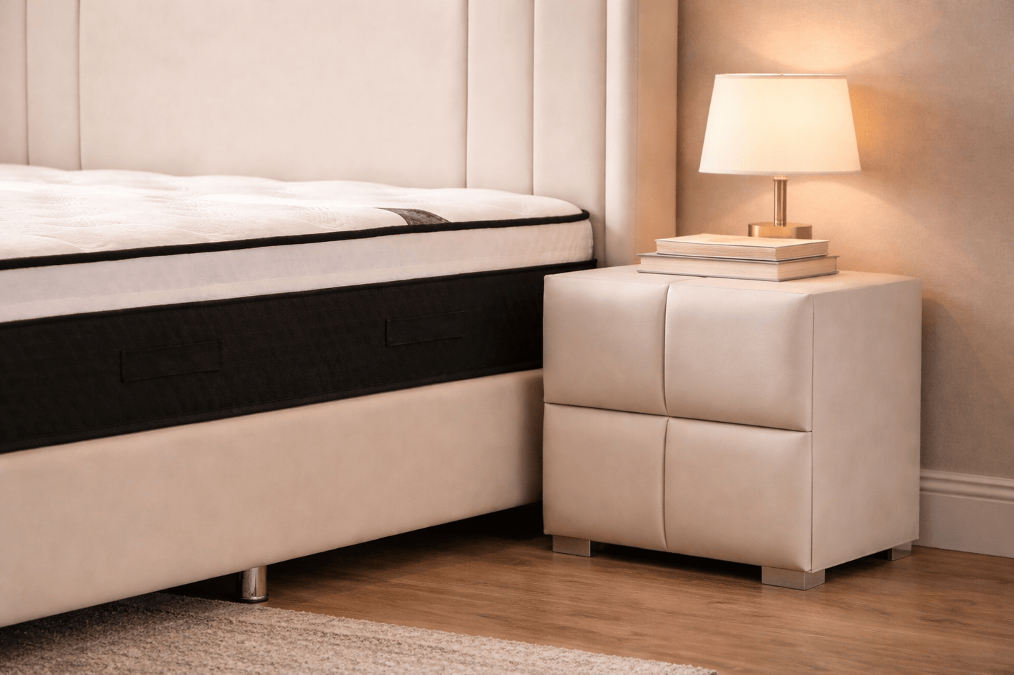 Table de chevet en velours beige HomeDeLuxe avec tiroirs, design élégant et finition douce, idéale pour chambre moderne.