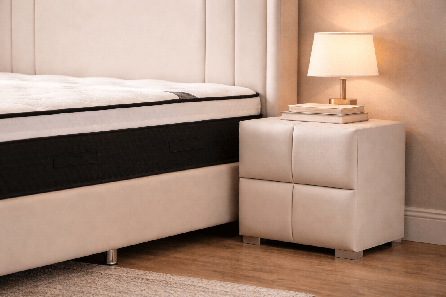 Table de chevet en velours beige HomeDeLuxe avec tiroirs, design élégant et finition douce, idéale pour chambre moderne.