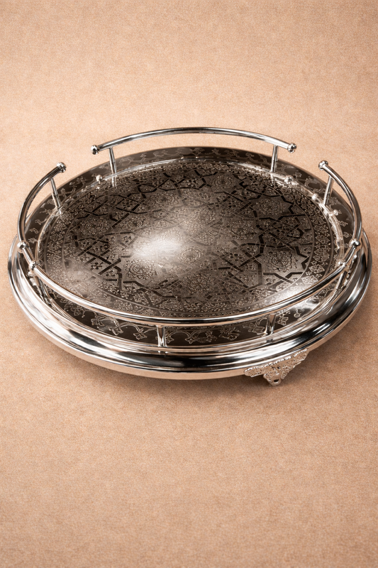 Plateau Fès en argent de la marque HomeDeLuxe, décoratif avec motifs traditionnels, vue en gros plan.