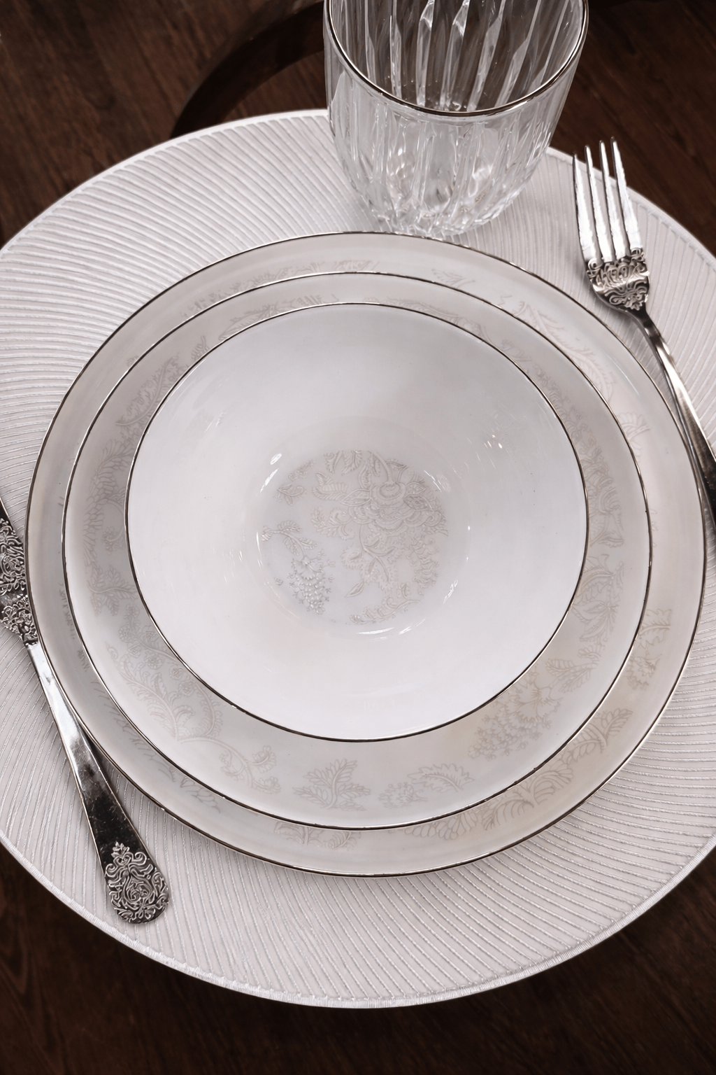 Service de table Prestige de HomeDeLuxe avec assiettes élégantes et vaisselle raffinée pour une table sophistiquée.