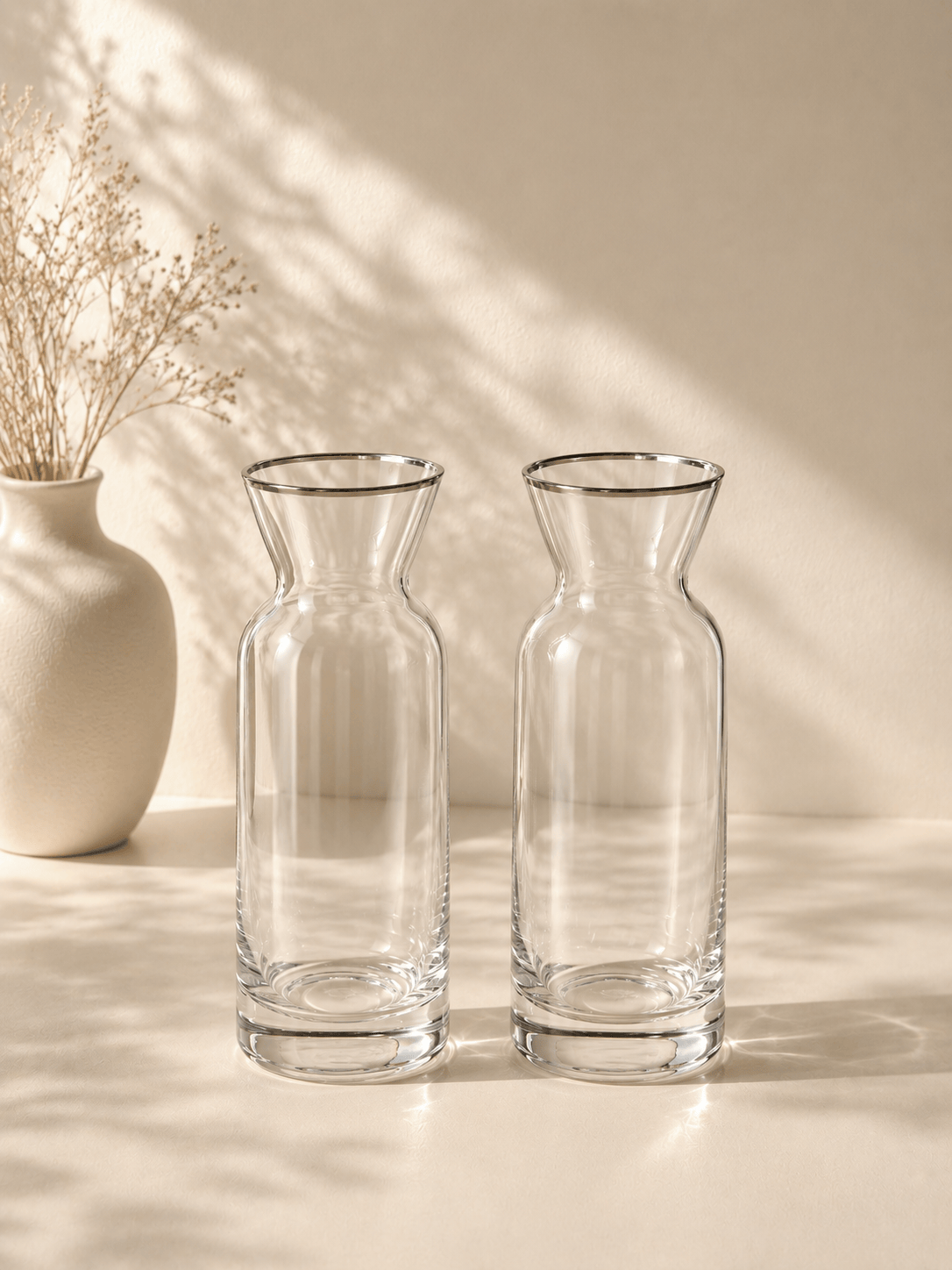 Duo de récipients pour boissons HomeDeLuxe, contenant deux récipients en verre avec couvercles pour servir des boissons.