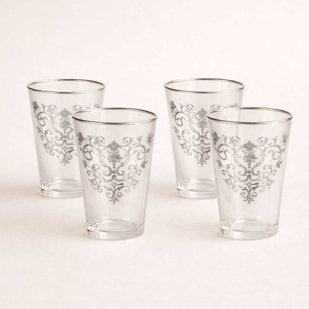 Douze verres à thé en verre transparent de la marque HomeDeLuxe, élégants et adaptés pour servir du thé.