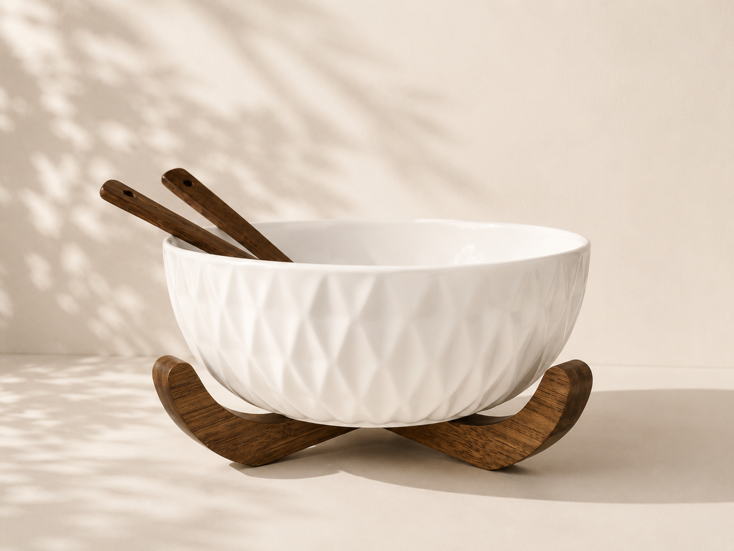 Saladier en bois HomeDeLuxe, grand récipient pour salade avec finition naturelle, idéal pour présenter des plats frais et rustiques.