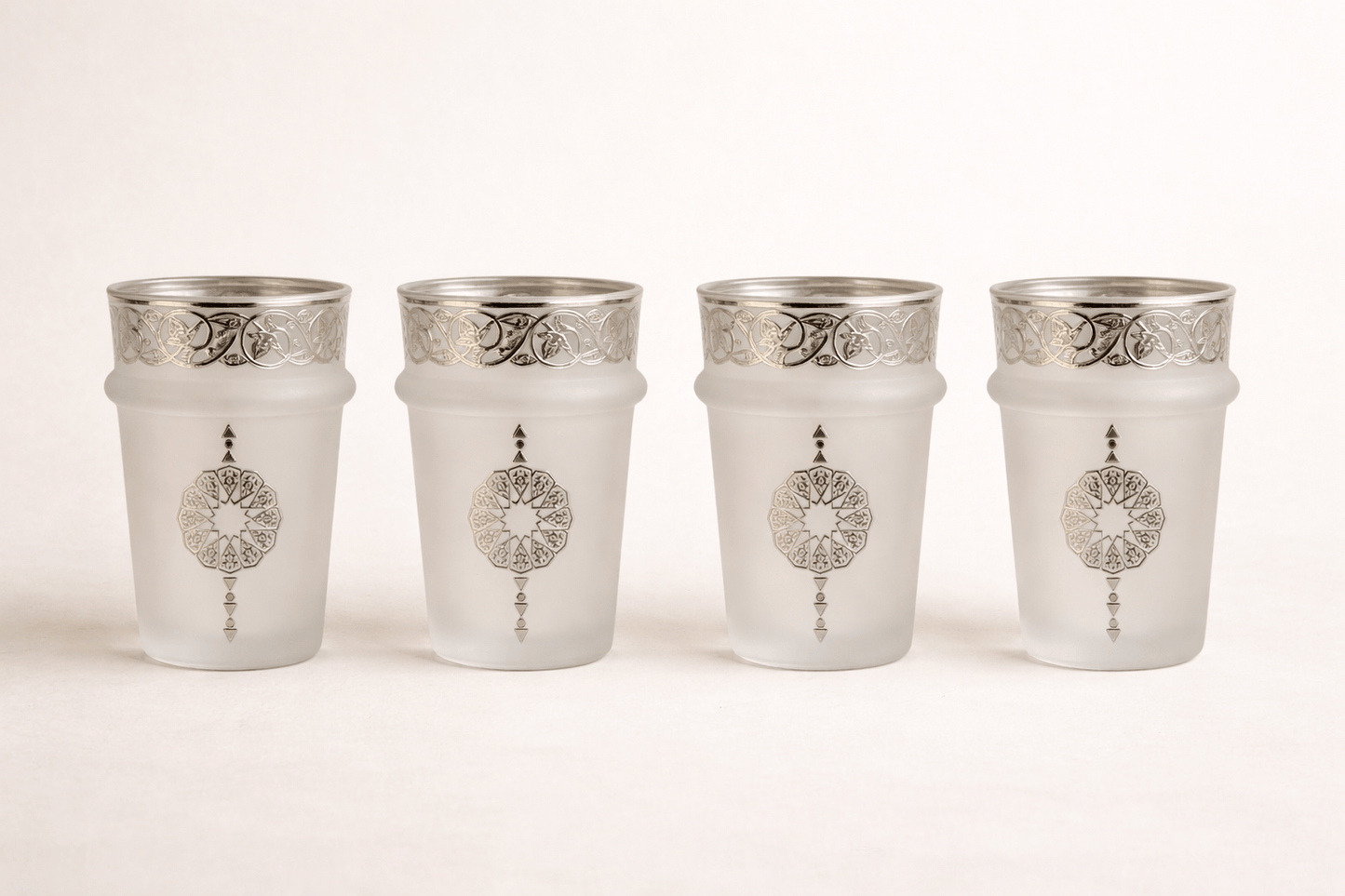 Douze verres à thé HomeDeLuxe Majestic Silver avec décoration élégante en argent, parfaits pour servir du thé avec style.