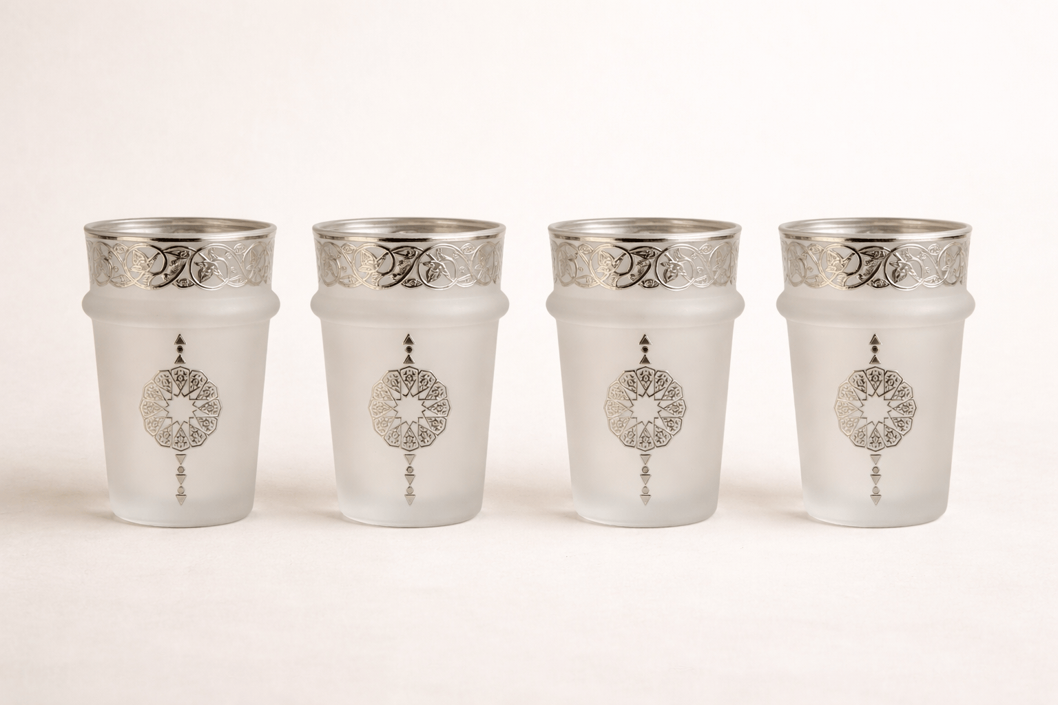 Douze verres à thé HomeDeLuxe Majestic Silver avec décoration élégante en argent, parfaits pour servir du thé avec style.