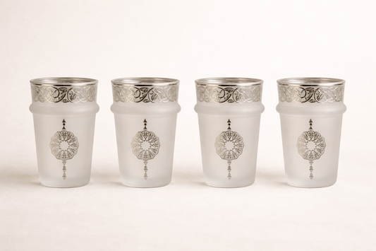 Douze verres à thé HomeDeLuxe Majestic Silver avec décoration élégante en argent, parfaits pour servir du thé avec style.
