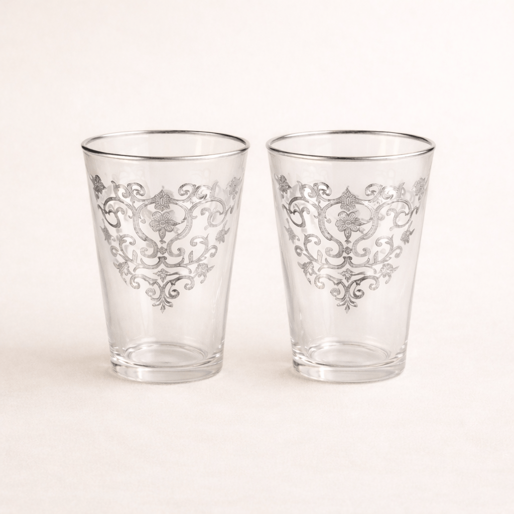 Douze verres à thé en verre transparent de la marque HomeDeLuxe, élégants et adaptés pour servir du thé chaud.