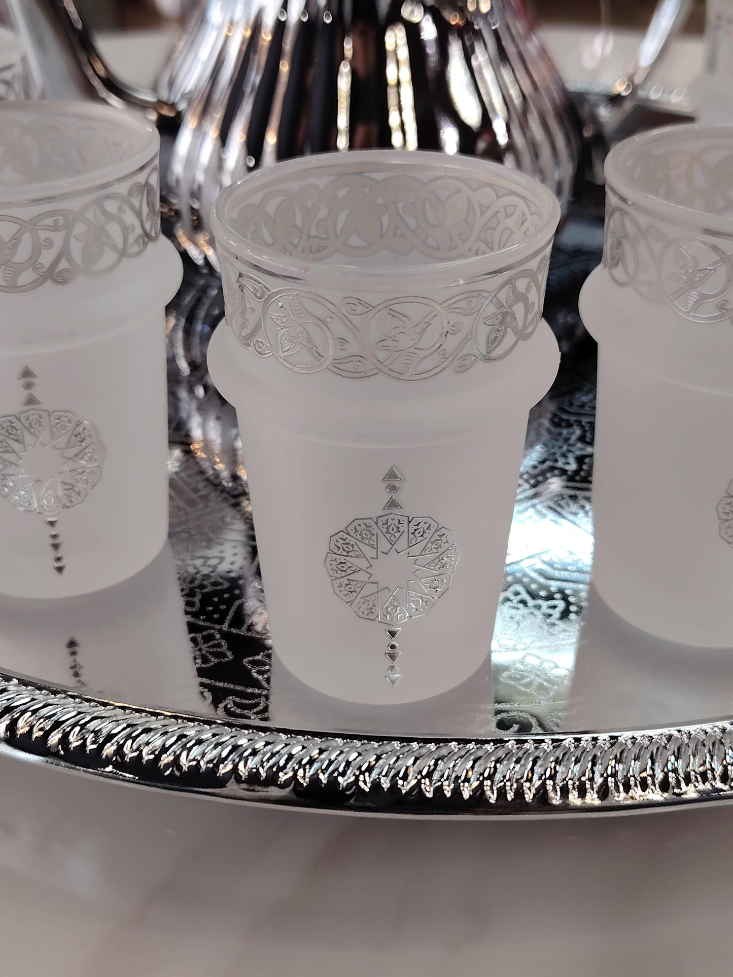 Douze verres à thé HomeDeLuxe Majestic Silver en verre transparent avec motif élégant, lot de 12 verres.