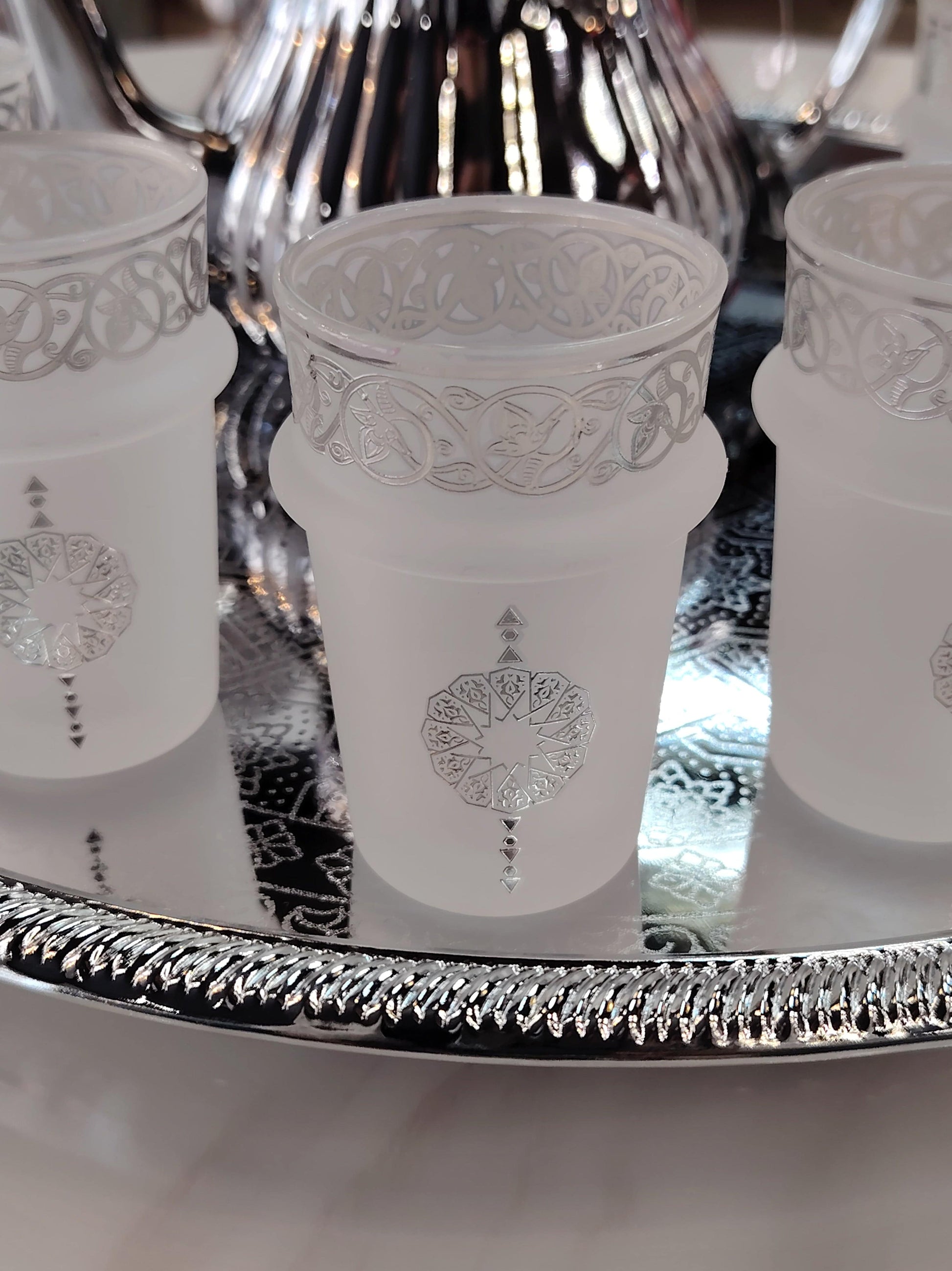 Douze verres à thé HomeDeLuxe Majestic Silver en verre transparent avec motif élégant, lot de 12 verres.