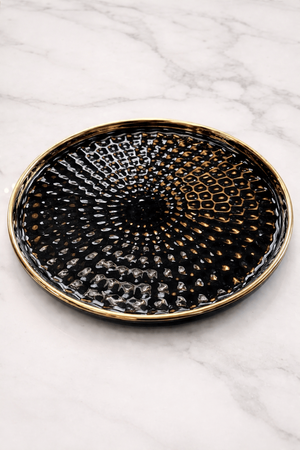 Assiettes noires et dorées au design contemporain - Home de Luxe France 