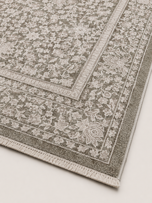 Tapis Rosaces de la marque HomeDeLuxe avec motif floral beige et blanc, texture douce et motif élégant pour salon ou chambre.