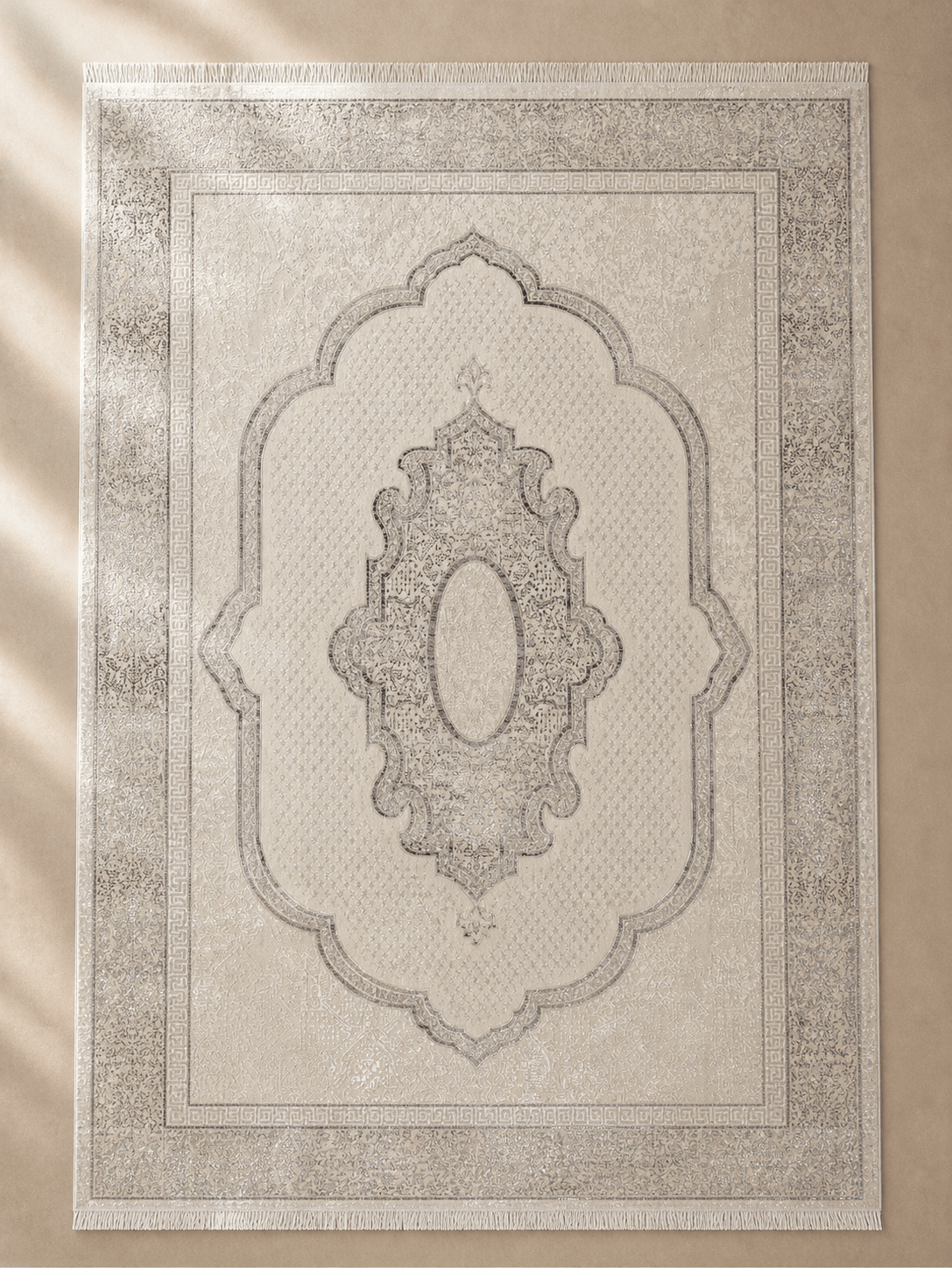 Tapis traditionnel doré de marque HomeDeLuxe avec motif orné, tissu doux et finition élégante pour décoration intérieure.