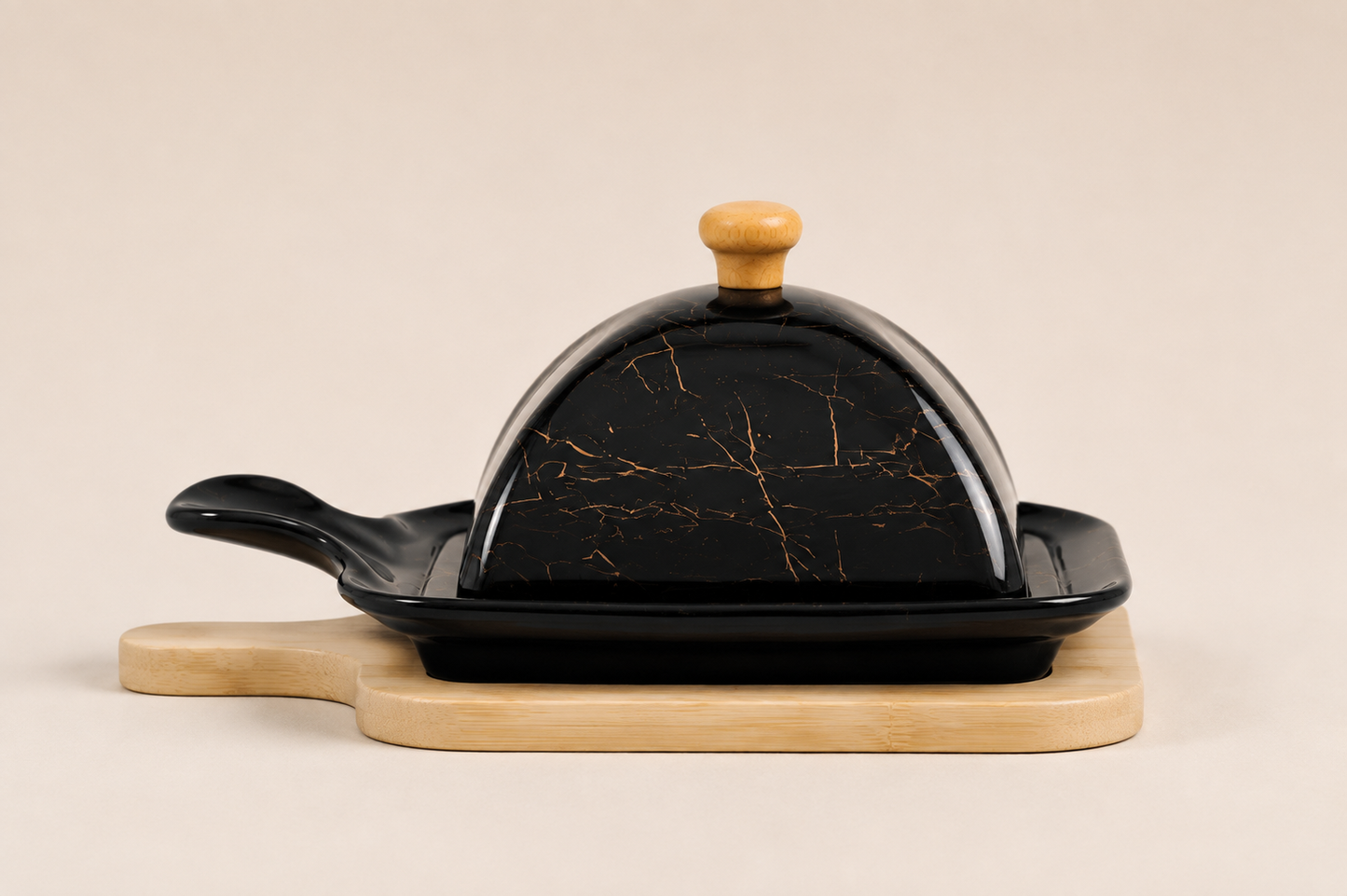 Beurrier HomeDeLuxe en céramique blanche avec couvercle en bois pour le beurre, élégant et pratique pour la cuisine.