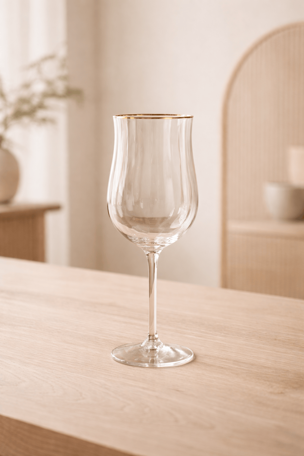 Six verres à pied en cristal de la marque HomeDeLuxe, avec des tiges élégantes et des coupes larges.