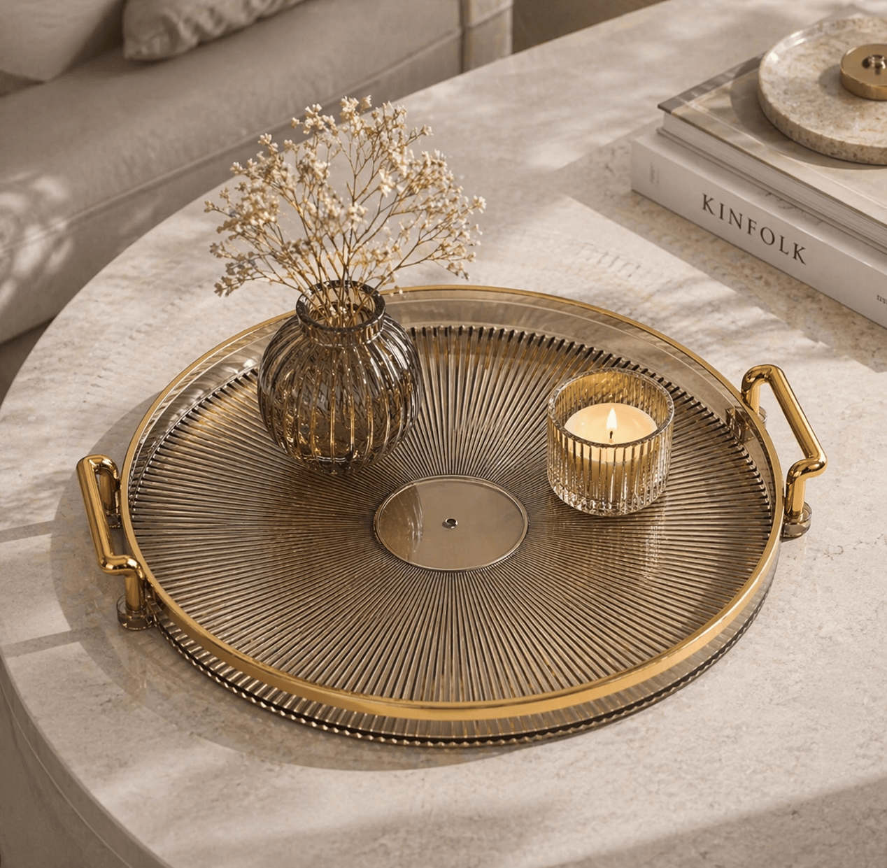 Plateau décoratif rond en plastique de la marque HomeDeLuxe, surface lisse et moderne, idéal pour la décoration intérieure.