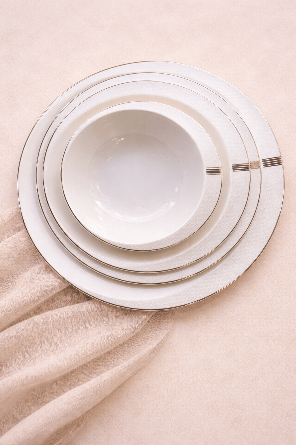 Service de table HomeDeLuxe Nahl, vaisselle élégante avec assiettes et bols en céramique, parfait pour repas sophistiqués.