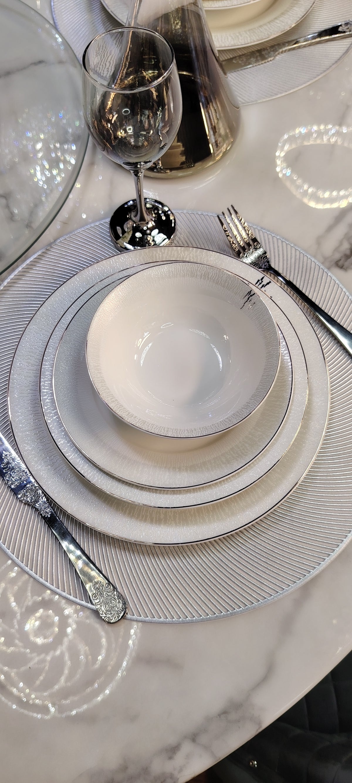 Service de table en argenté 24 pièces Royal de HomeDeLuxe, ensemble élégant avec assiettes, couverts et ustensiles.
