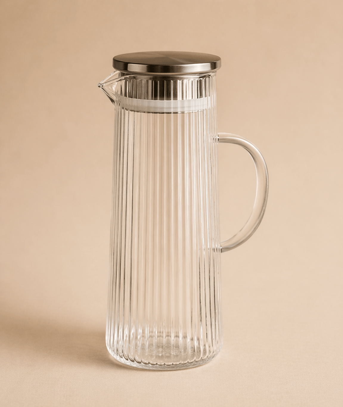 Carafe et 6 verres en verre clair de la marque HomeDeLuxe, élégants et modernes pour servir des boissons.