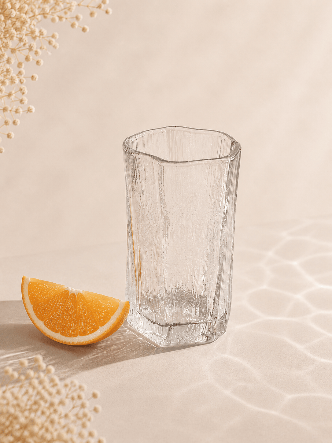 Douze verres à eau en verre de design par HomeDeLuxe, collection élégante avec transparence et formes modernes.
