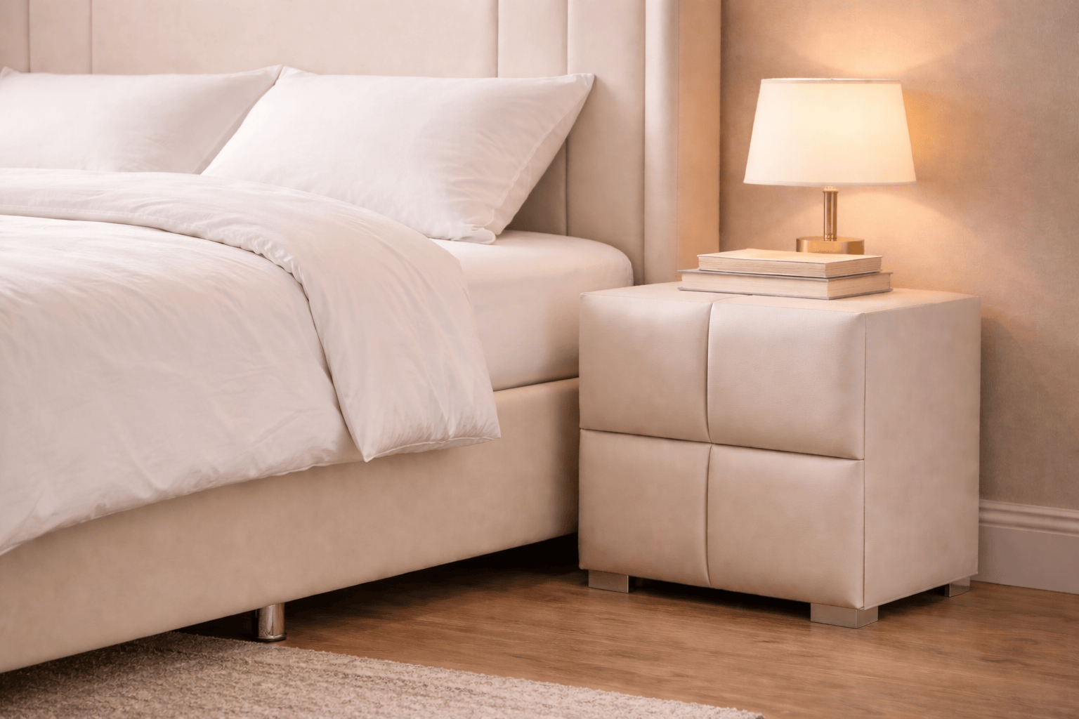 Table de chevet en velours beige de HomeDeLuxe, avec tiroirs et design élégant pour chambre à coucher.