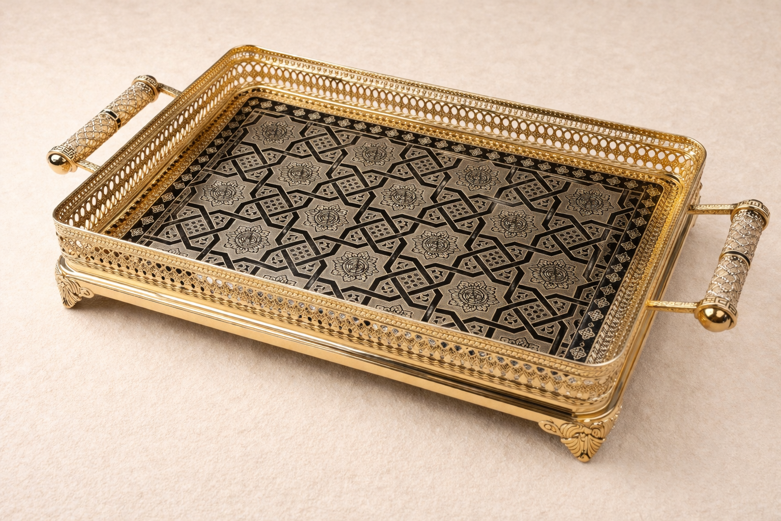 Plateau rectangulaire Fès de la marque HomeDeLuxe, en bois avec motifs traditionnels pour servir ou décorer.