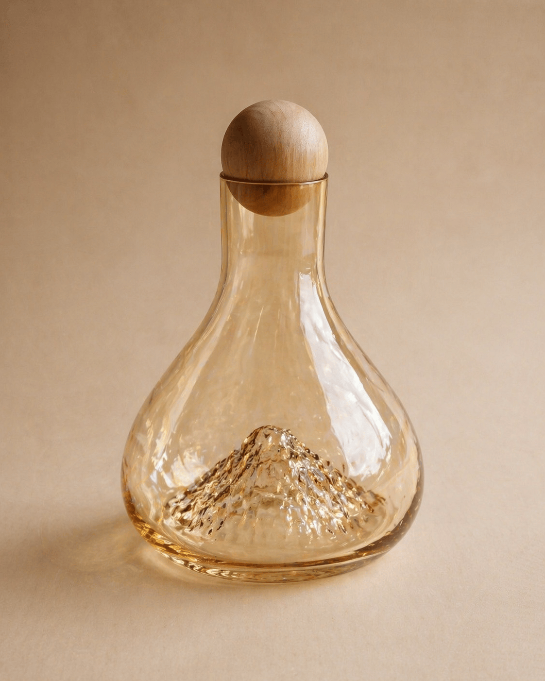 Carafe iceberg en verre avec 6 verres assortis de la marque HomeDeLuxe sur fond blanc.