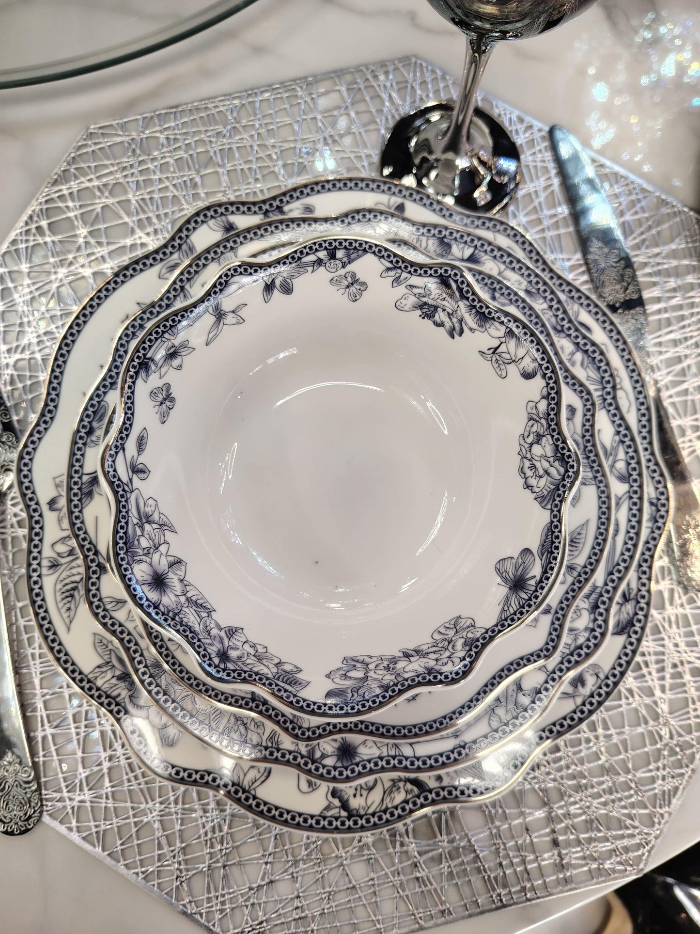 Service de table Butterfly de HomeDeLuxe, joli ensemble de vaisselle avec motif papillon, parfait pour la décoration de table élégante.