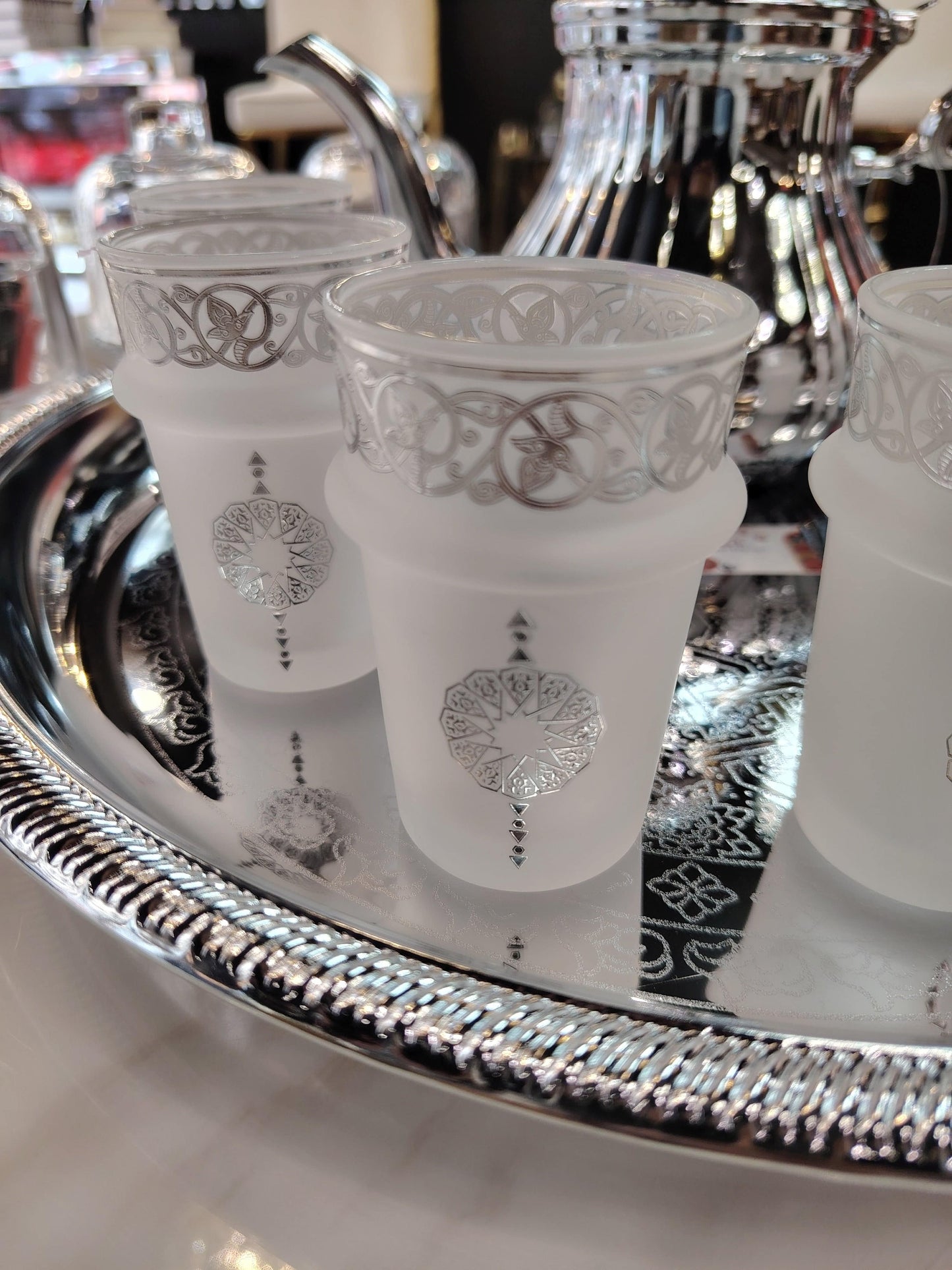 Douze verres à thé Majestic Silver de HomeDeLuxe, en verre transparent avec détails élégants pour dégustation de thé.