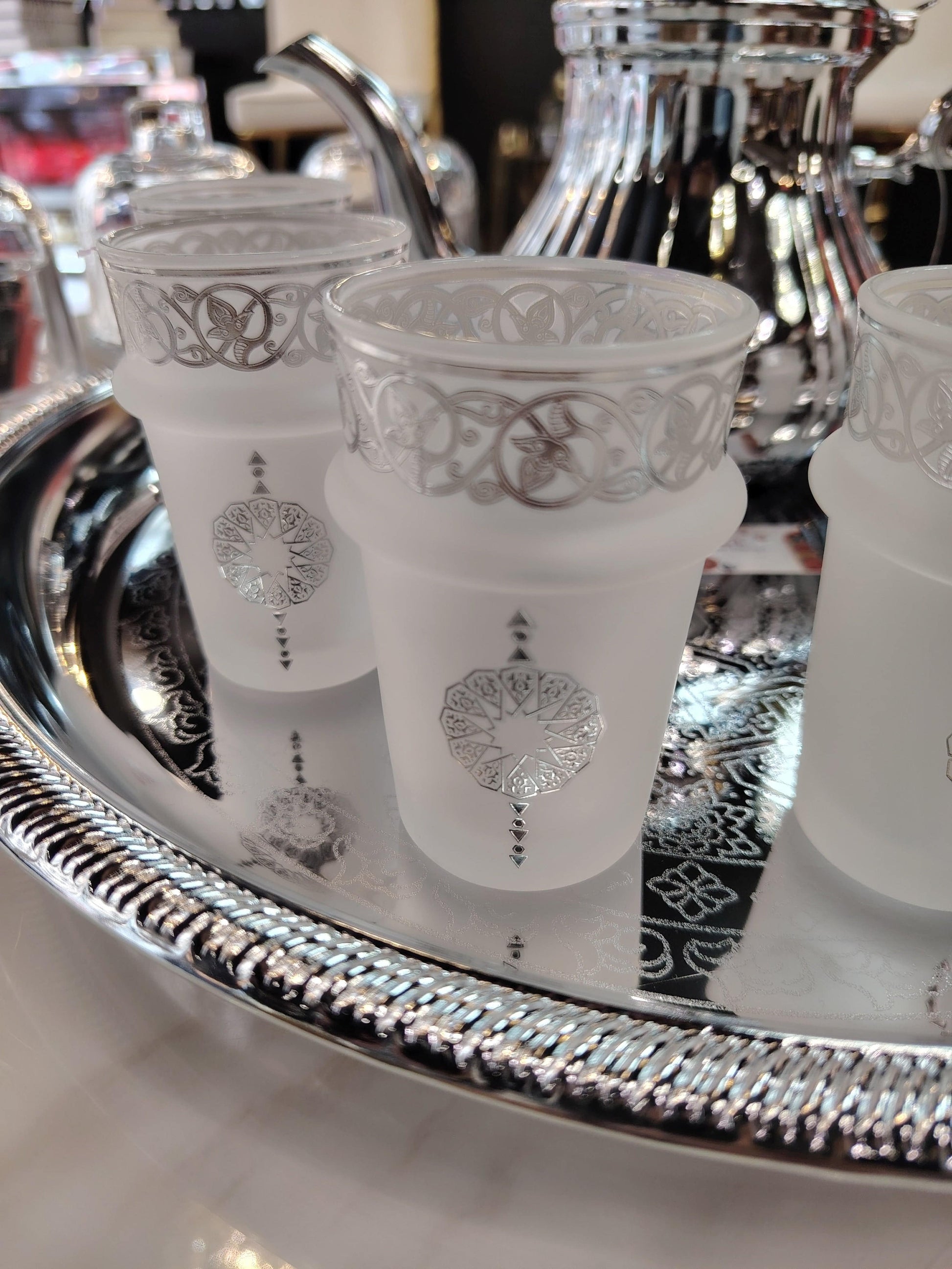 Douze verres à thé Majestic Silver de HomeDeLuxe, en verre transparent avec détails élégants pour dégustation de thé.