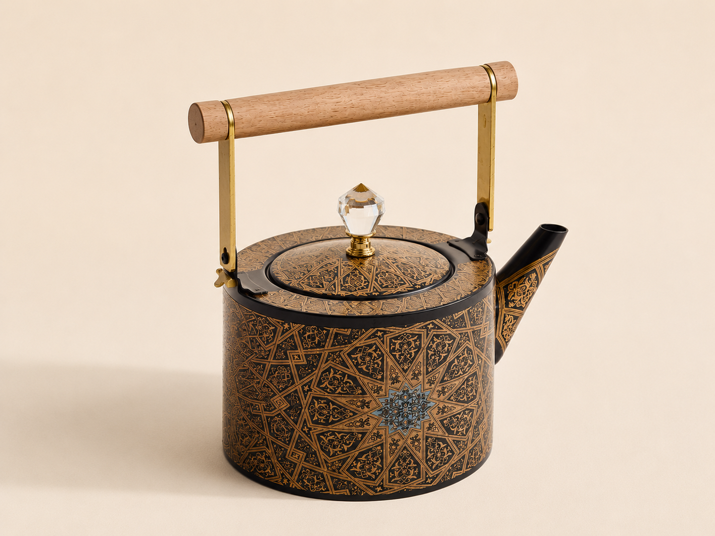 Théière HomeDeLuxe noire de 1,5L avec poignée, en céramique, prête à servir du thé chaud dans une cuisine moderne.