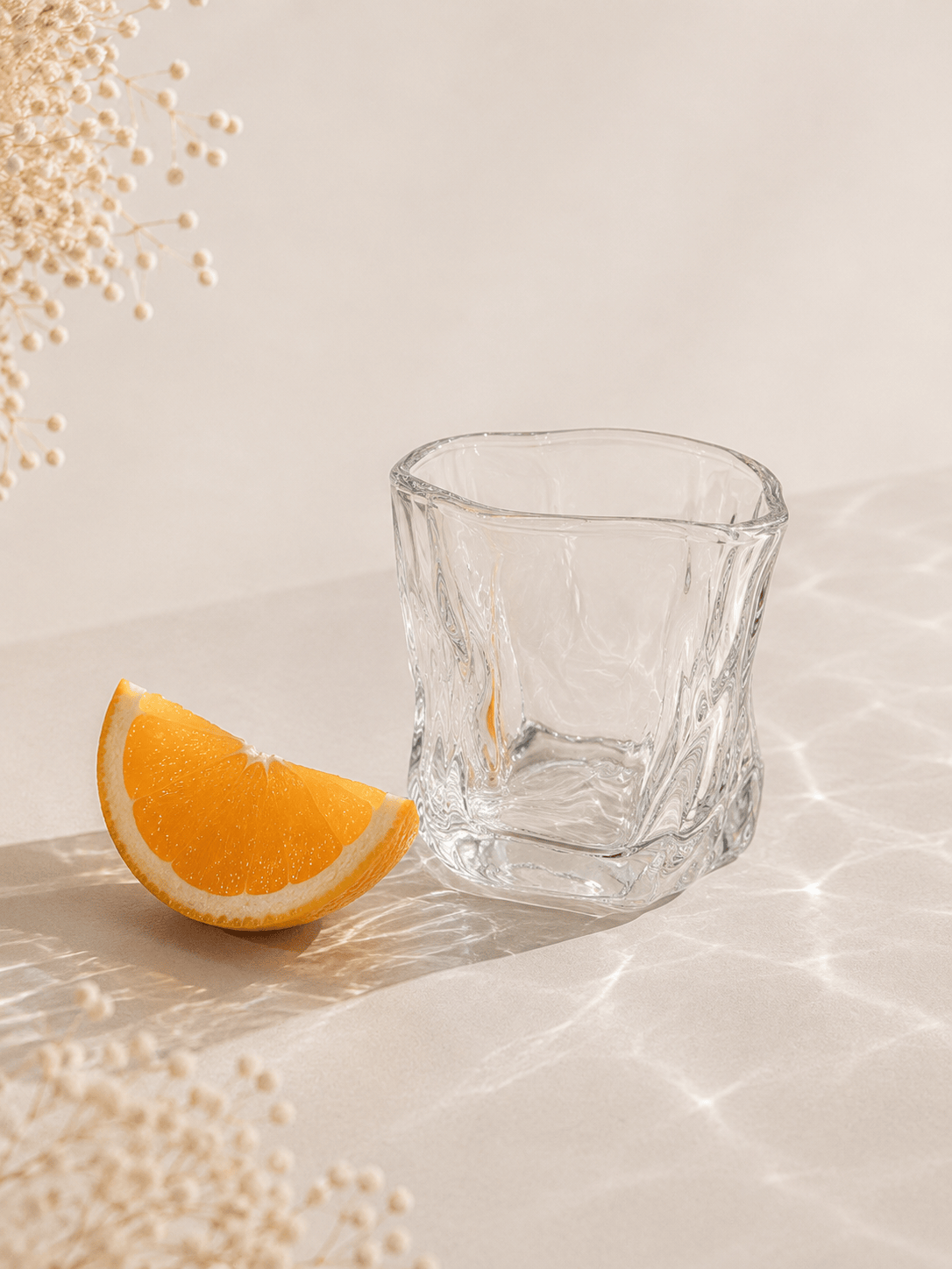 Douze petits verres à eau en verre de la marque HomeDeLuxe, disposition sur une surface.