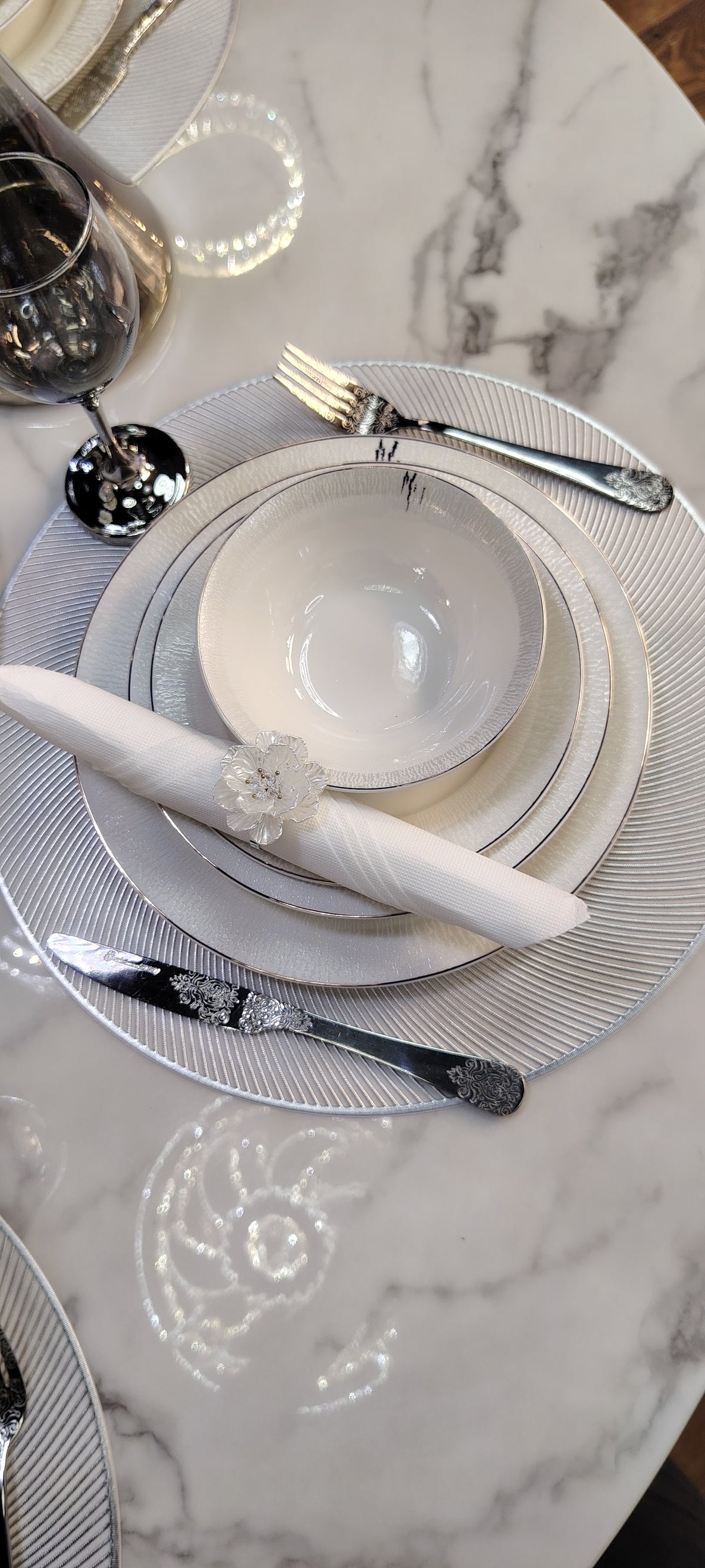 Service de table argenté 24 pièces Royal de HomeDeLuxe, avec assiettes, couverts et verres élégants pour repas sophistiqués.