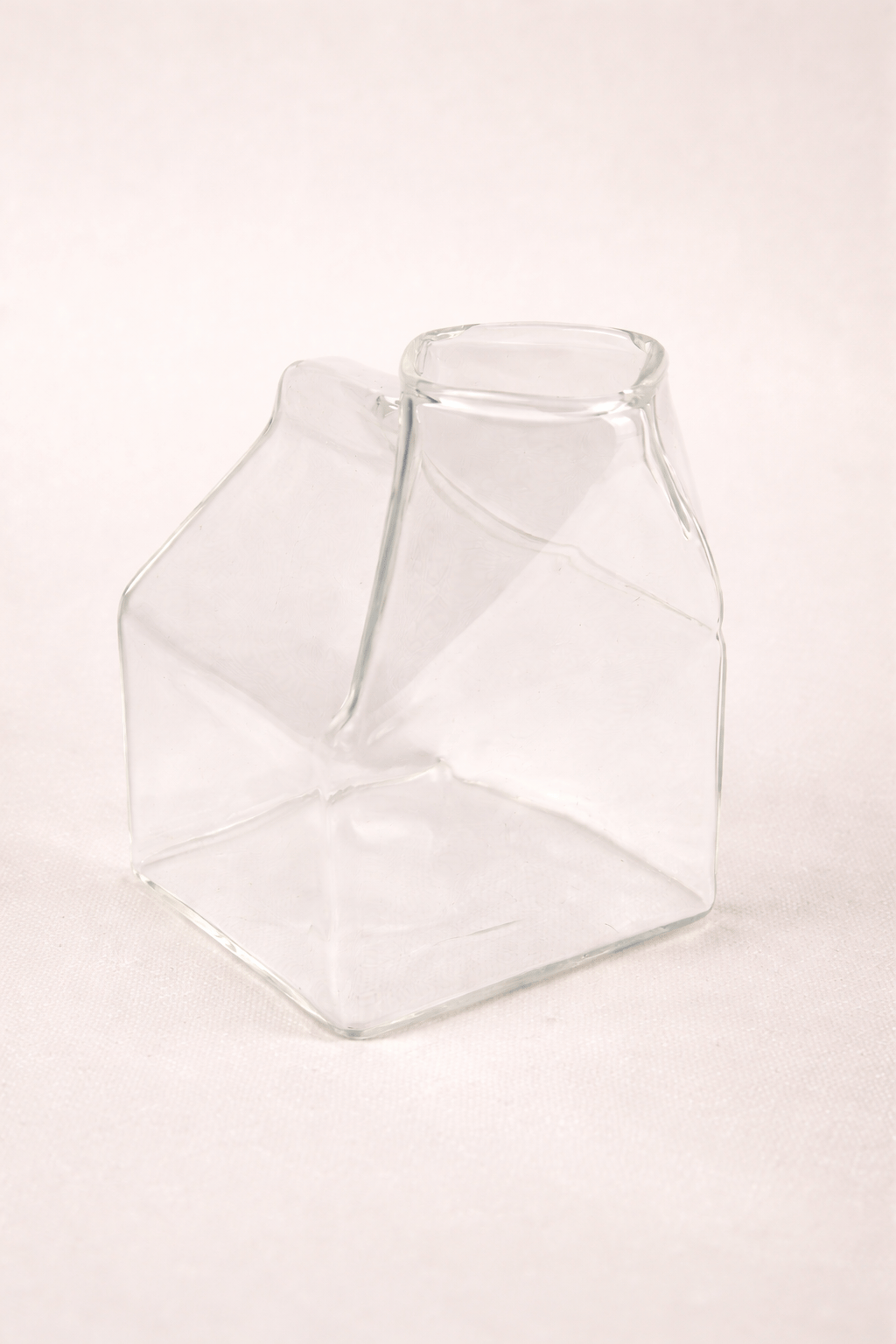 Brique de lait HomeDeLuxe, emballage en carton blanc avec logo, vue frontale sur l'image.