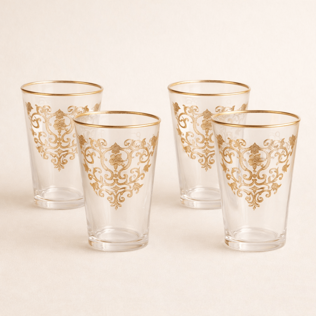 Douze verres à thé en verre transparent de la marque HomeDeLuxe, avec une forme élégante et un design simple.