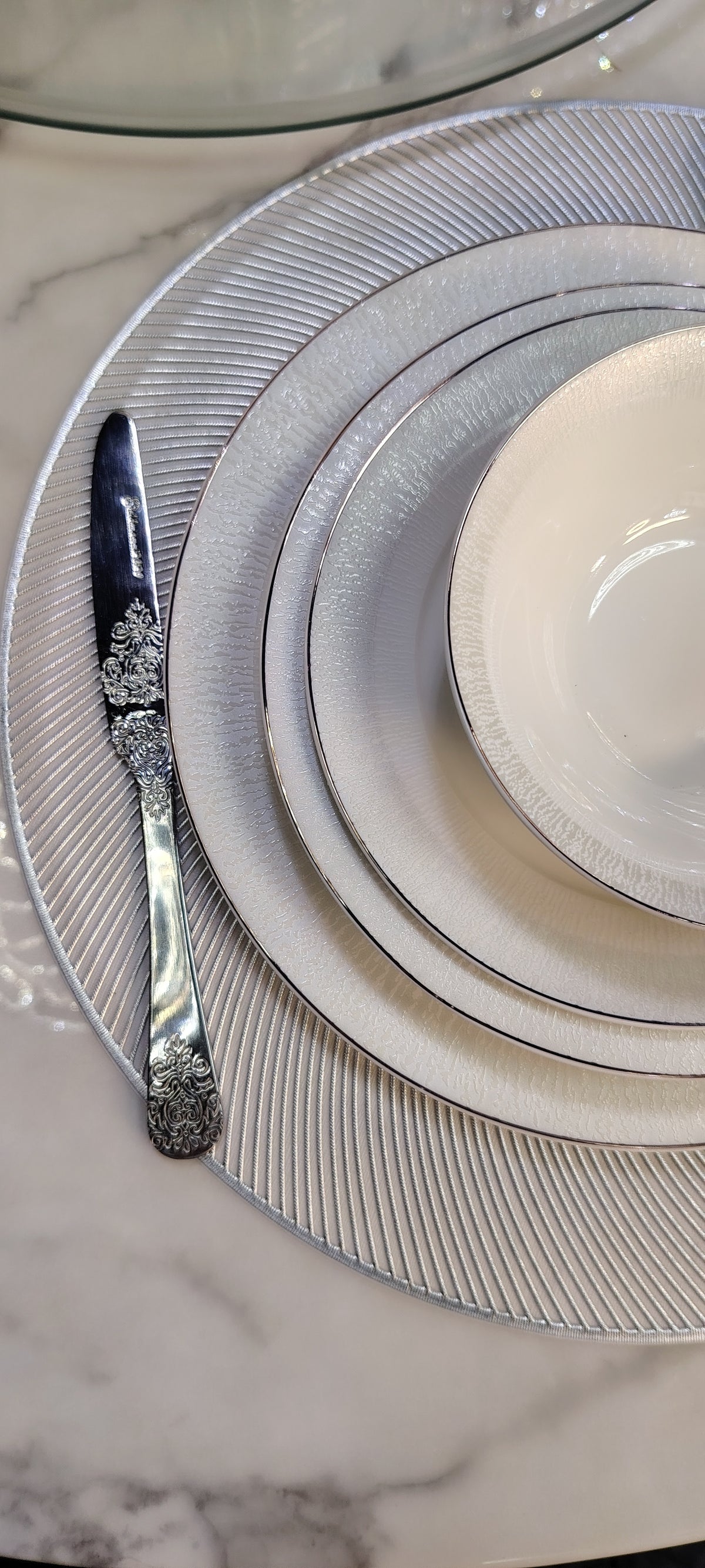 Service de table en argenté Royal de 24 pièces de HomeDeLuxe, comprenant assiettes, couverts et ustensiles élégants.