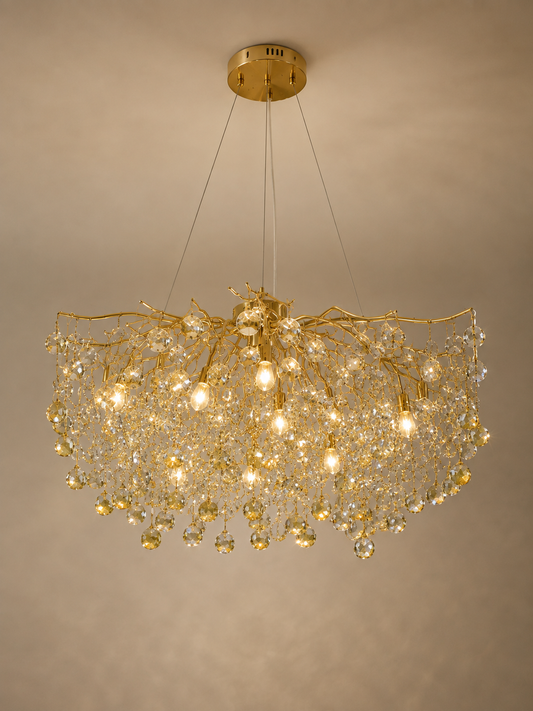 Lustre Cristallia de HomeDeLuxe avec cristaux suspendus et cadre en métal, élégant et lumineux pour décoration intérieure.