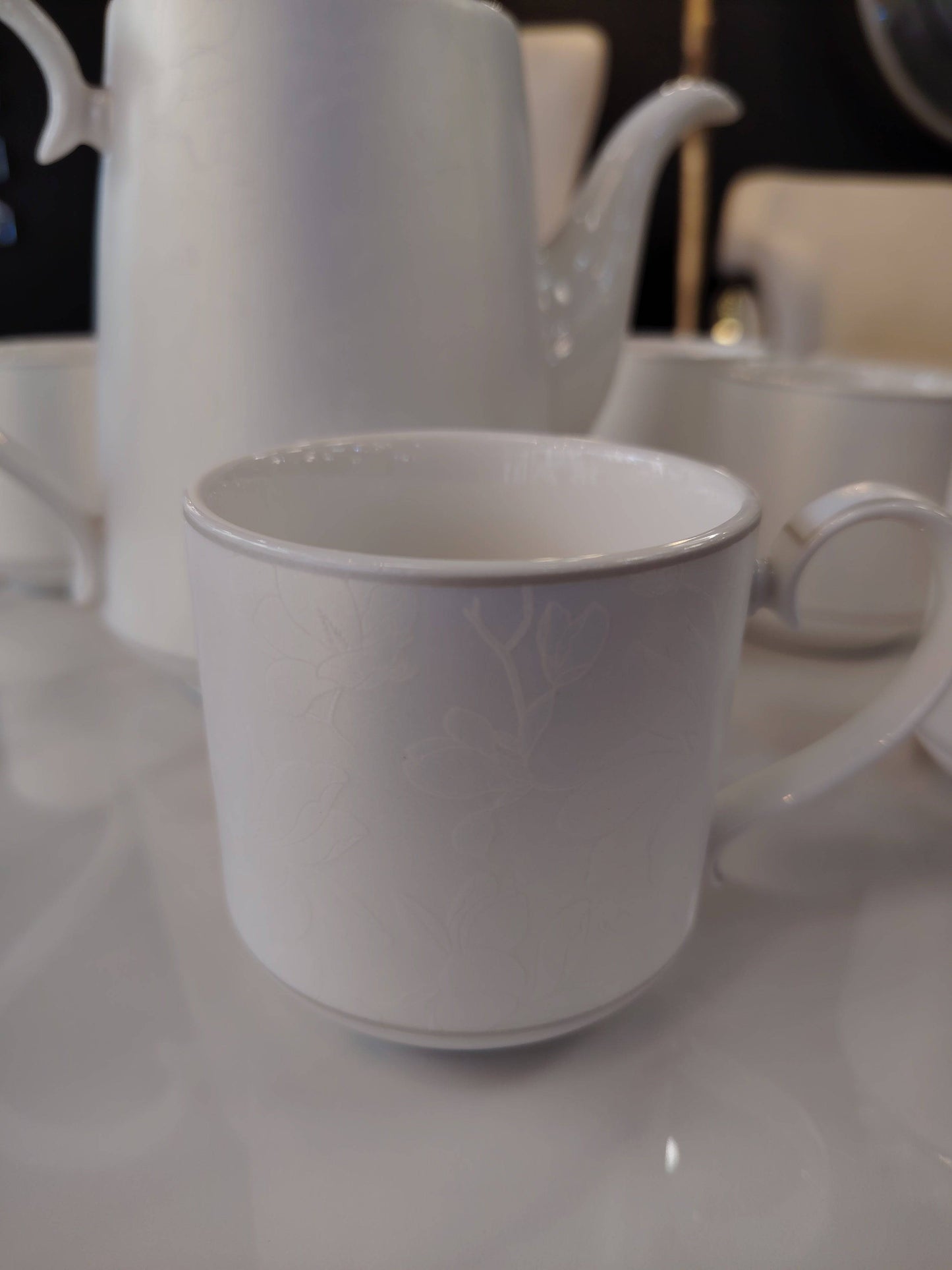 Service à thé et café irisé de HomeDeLuxe, ensemble élégant avec tasses et théière en finition brillante.