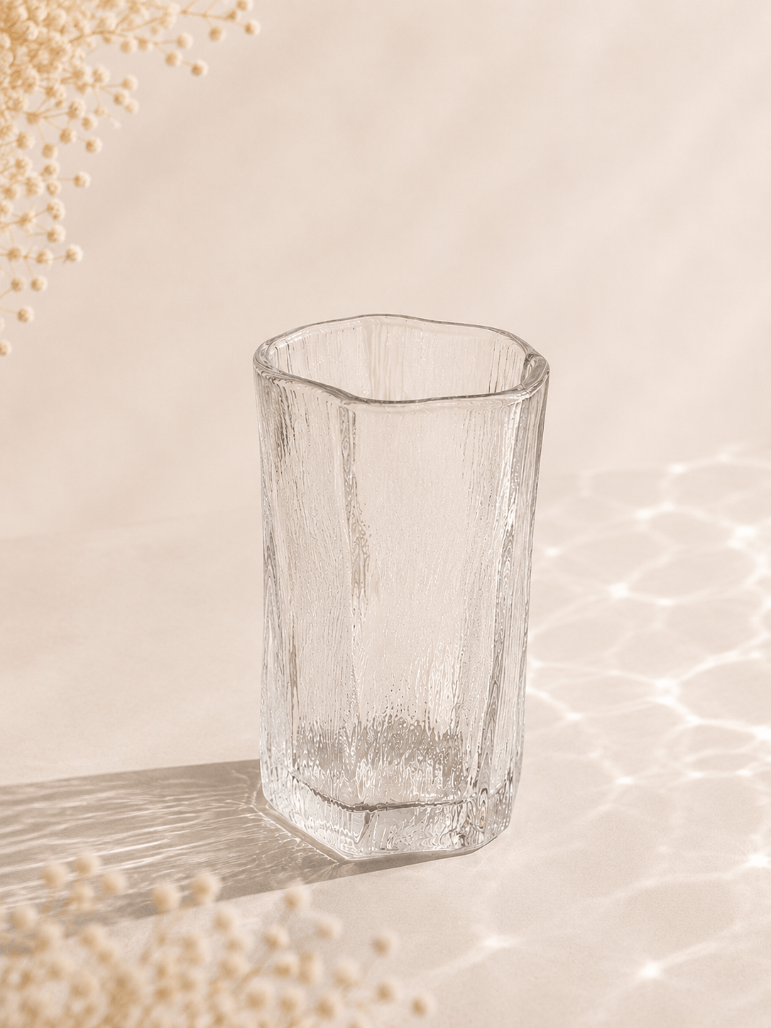 Douze verres à eau en verre de marque HomeDeLuxe avec design élégant, parfaits pour servir de l'eau.