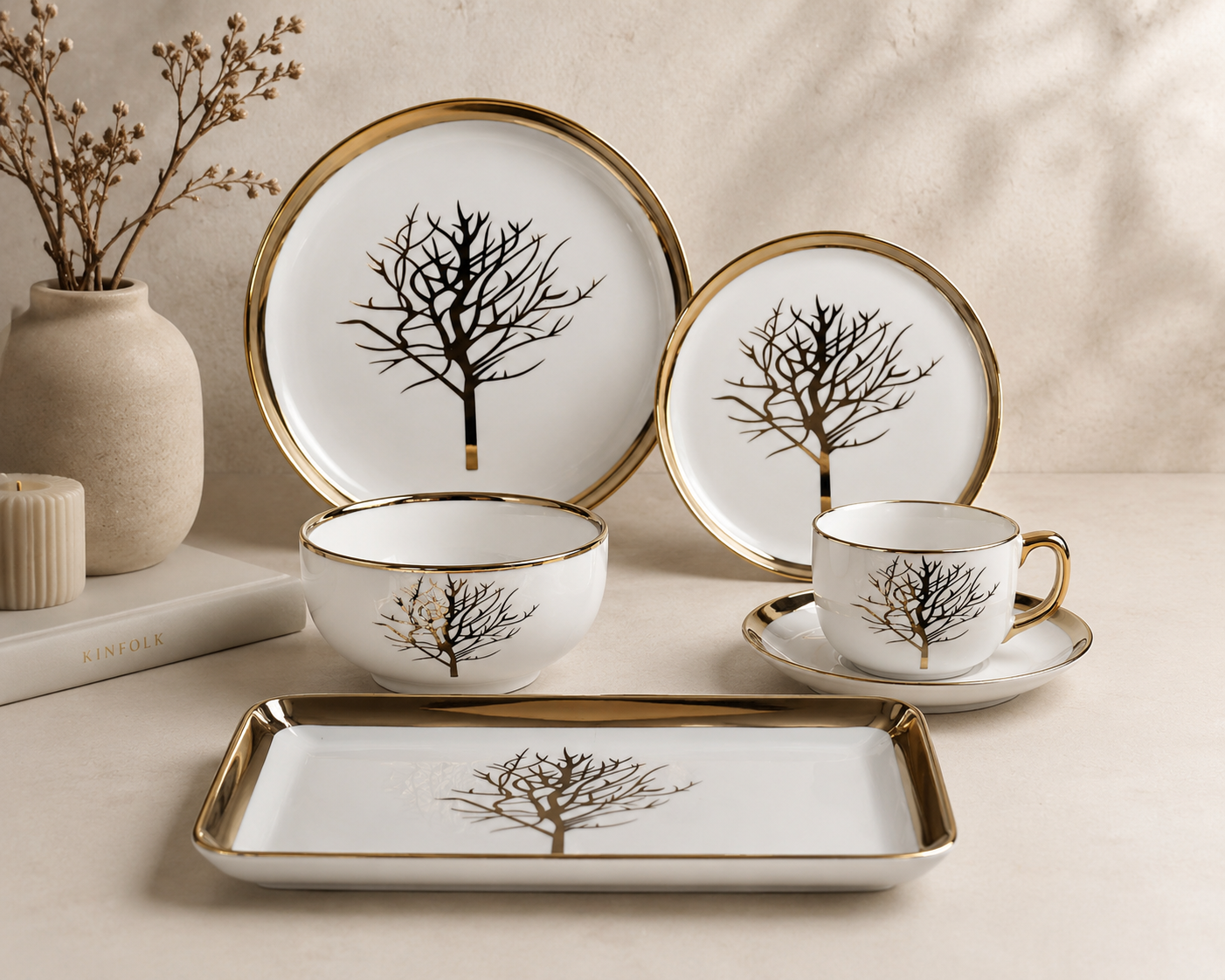 Service de table de 32 pièces en arbre doré de HomeDeLuxe, assiettes et couverts élégants pour repas sophistiqués.