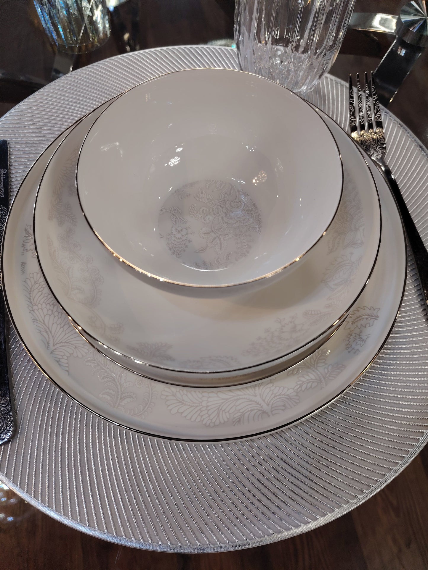 Service de table Prestige de HomeDeLuxe, ensemble élégant avec assiettes, bols et couverts en céramique et porcelaine.