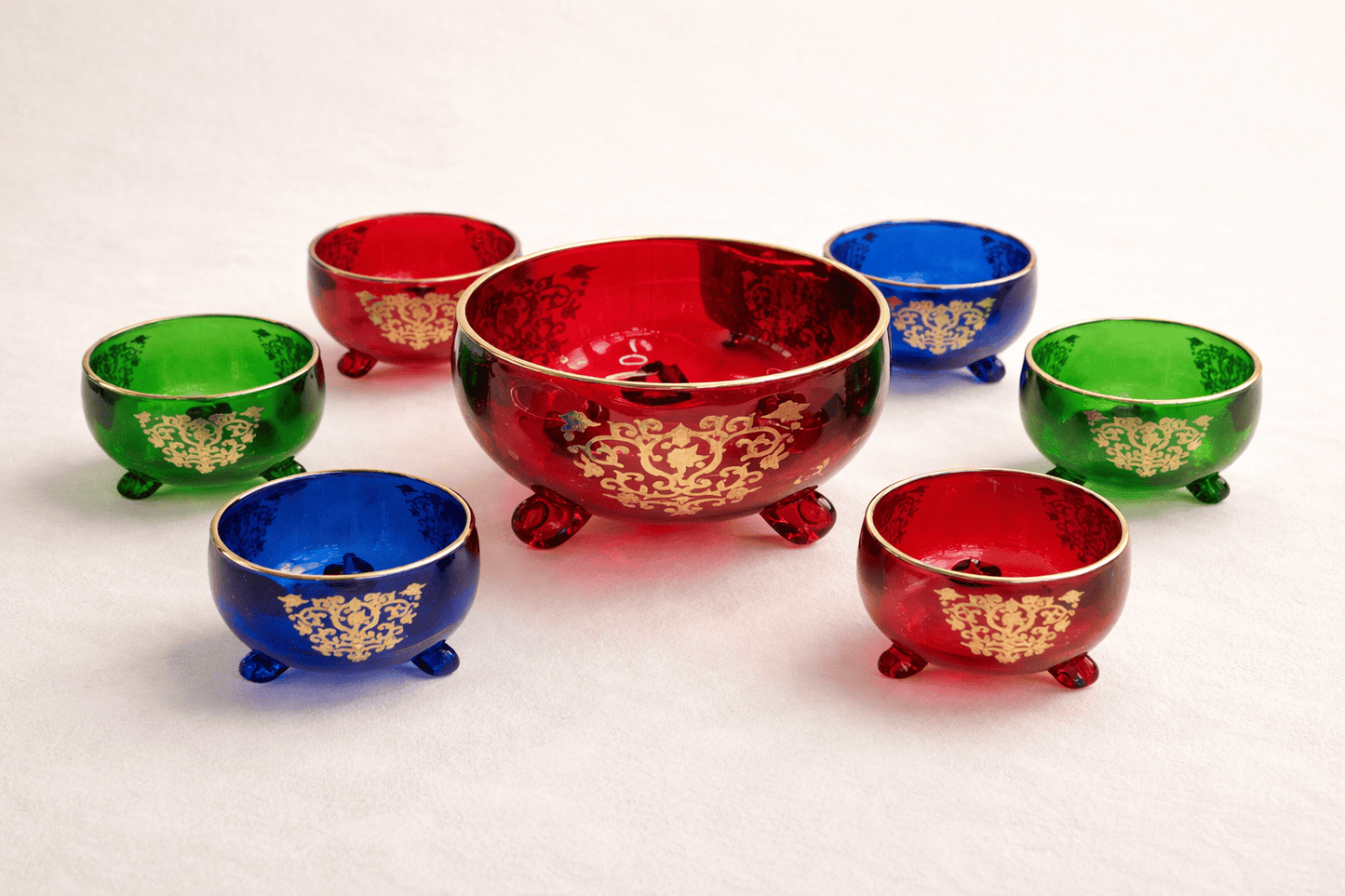 Présentoir marocain coloré de la marque HomeDeLuxe, avec des motifs colorés et un design artisanal pour la décoration intérieure.