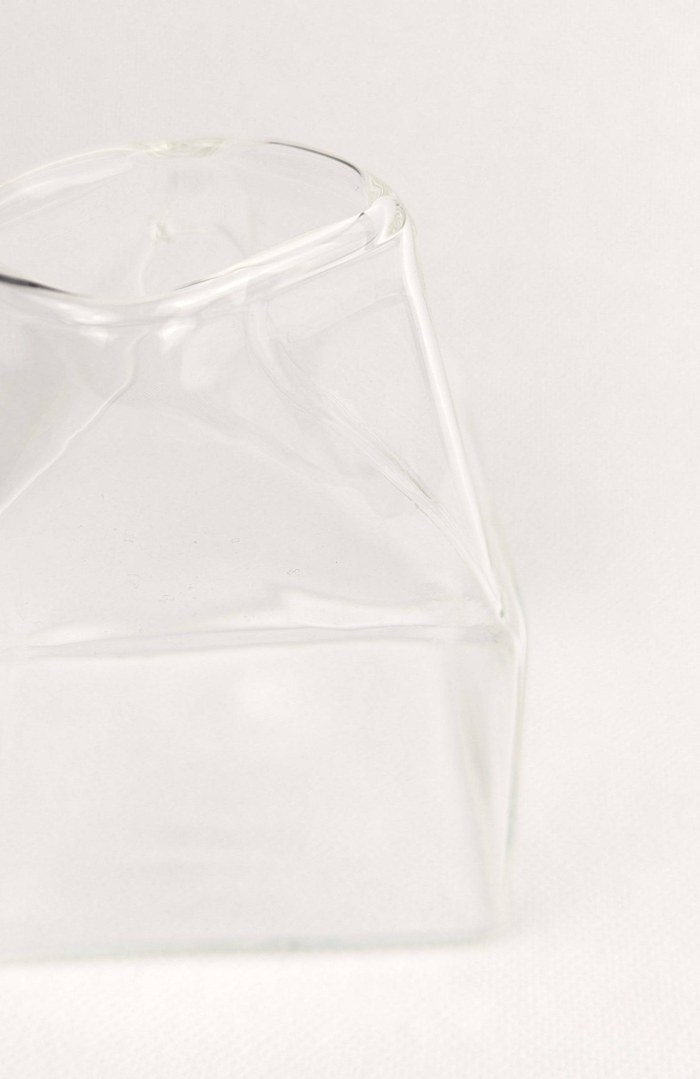 Brique de lait HomeDeLuxe, emballage en carton blanc avec étiquette, vue de face sur fond neutre.