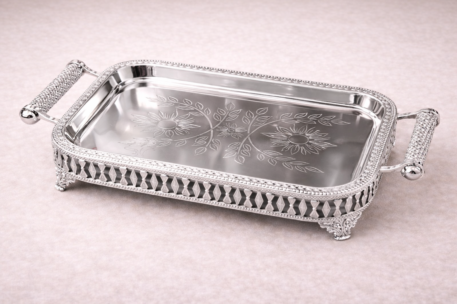 Plateau HomeDeLuxe avec motif floral, en bois ou céramique, idéal pour servir ou décorer la table.