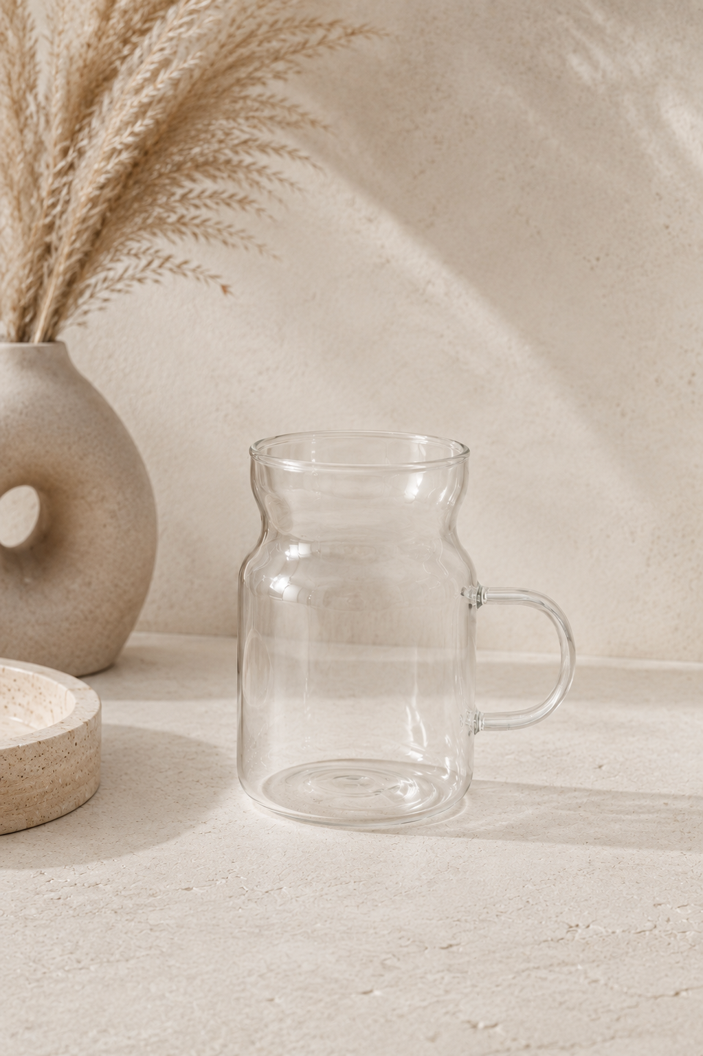 Duo de verres transparents en verre avec quatre pailles en inox, tasses élégantes pour boissons.
